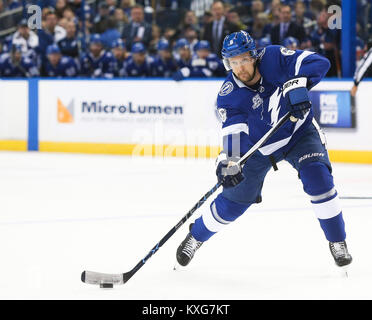 Tampa, Florida, Stati Uniti d'America. Il 9 gennaio, 2018. DIRK SHADD | Orari .Tampa Bay Lightning defenceman Anton Stralman (6) scende da un pass contro la Carolina Hurricanes durante il primo periodo di azione al Amalie Arena a Tampa martedì sera (01/09/18) Credito: Dirk Shadd/Tampa Bay volte/ZUMA filo/Alamy Live News Foto Stock