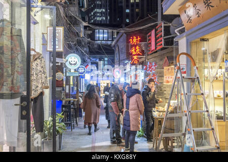 Shanghai, Shanghai, Cina. 8 Gen, 2018. Shanghai, Cina-8Gennaio 2018:(solo uso editoriale. Cina OUT) Tianzifang, situato nel distretto di Huangpu, è una ben nota attrazione turistica a Shanghai. Tianzifang si è trasformata da legacy architetture residenziali e fabbriche in un artistico alloggiamento area bar, caffetterie, negozi di artigianato, studi di design, gallerie e boutique. È ardentemente sostenuto da una folla di yuppies, trend setter, i progettisti e gli espatriati, che cadono per la tentazione di vecchie abitazioni Shikumen (pietra con cornice porta-case) e le corsie con infinita novità. (Credito Immagine: © SIPA Foto Stock