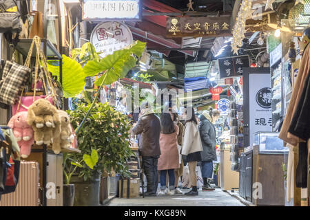 Shanghai, Shanghai, Cina. 8 Gen, 2018. Shanghai, Cina-8Gennaio 2018:(solo uso editoriale. Cina OUT) Tianzifang, situato nel distretto di Huangpu, è una ben nota attrazione turistica a Shanghai. Tianzifang si è trasformata da legacy architetture residenziali e fabbriche in un artistico alloggiamento area bar, caffetterie, negozi di artigianato, studi di design, gallerie e boutique. È ardentemente sostenuto da una folla di yuppies, trend setter, i progettisti e gli espatriati, che cadono per la tentazione di vecchie abitazioni Shikumen (pietra con cornice porta-case) e le corsie con infinita novità. (Credito Immagine: © SIPA Foto Stock