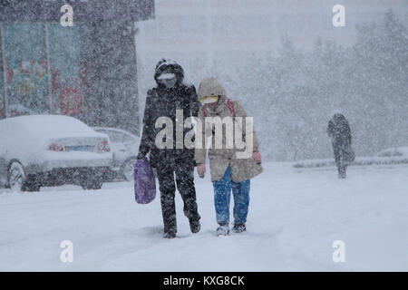 Weihai, Weihai, Cina. Il 9 gennaio, 2018. Weihai, Cina-9Gennaio 2018:(solo uso editoriale. Cina OUT) .neve pesante hits Weihai, est della Cina di Provincia di Shandong, Gennaio 9th, 2018. Credito: SIPA Asia/ZUMA filo/Alamy Live News Foto Stock