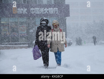 Weihai, Weihai, Cina. Il 9 gennaio, 2018. Weihai, Cina-9Gennaio 2018:(solo uso editoriale. Cina OUT) .neve pesante hits Weihai, est della Cina di Provincia di Shandong, Gennaio 9th, 2018. Credito: SIPA Asia/ZUMA filo/Alamy Live News Foto Stock