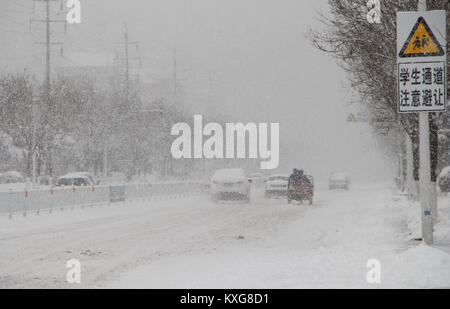 Weihai, Weihai, Cina. Il 9 gennaio, 2018. Weihai, Cina-9Gennaio 2018:(solo uso editoriale. Cina OUT) .neve pesante hits Weihai, est della Cina di Provincia di Shandong, Gennaio 9th, 2018. Credito: SIPA Asia/ZUMA filo/Alamy Live News Foto Stock