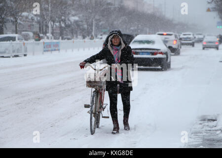 Weihai, Weihai, Cina. Il 9 gennaio, 2018. Weihai, Cina-9Gennaio 2018:(solo uso editoriale. Cina OUT) .neve pesante hits Weihai, est della Cina di Provincia di Shandong, Gennaio 9th, 2018. Credito: SIPA Asia/ZUMA filo/Alamy Live News Foto Stock