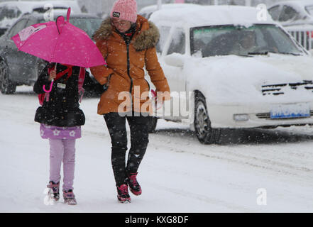 Weihai, Weihai, Cina. Il 9 gennaio, 2018. Weihai, Cina-9Gennaio 2018:(solo uso editoriale. Cina OUT) .neve pesante hits Weihai, est della Cina di Provincia di Shandong, Gennaio 9th, 2018. Credito: SIPA Asia/ZUMA filo/Alamy Live News Foto Stock