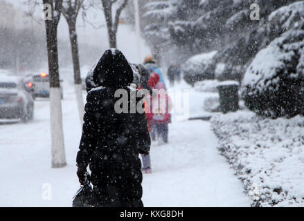 Weihai, Weihai, Cina. Il 9 gennaio, 2018. Weihai, Cina-9Gennaio 2018:(solo uso editoriale. Cina OUT) .neve pesante hits Weihai, est della Cina di Provincia di Shandong, Gennaio 9th, 2018. Credito: SIPA Asia/ZUMA filo/Alamy Live News Foto Stock