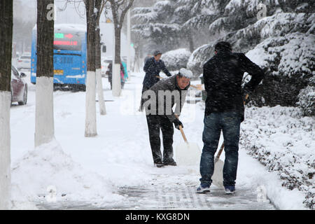 Weihai, Weihai, Cina. Il 9 gennaio, 2018. Weihai, Cina-9Gennaio 2018:(solo uso editoriale. Cina OUT) .neve pesante hits Weihai, est della Cina di Provincia di Shandong, Gennaio 9th, 2018. Credito: SIPA Asia/ZUMA filo/Alamy Live News Foto Stock