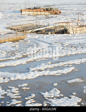 Lianyungang, cinese della provincia di Jiangsu. Decimo gen, 2018. Il ghiaccio è visibile sulla superficie del mare lungo la zona costiera di Lianyungang, est cinese della provincia di Jiangsu, 10 gennaio, 2018. Credito: Geng Yuhe/Xinhua/Alamy Live News Foto Stock