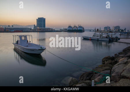 Ras Al Khaimah Ras Al Khaimah Emirati Arabi Uniti. Il 9 gennaio, 2018. Una barca da pesca è ancorato al porto prima di andare a pescare.Ogni mattina i pescatori escono in mare per portare il pesce fresco al mercato del pesce di Ras Al Khaimah che è il principale centro ingrosso pesce alimentare al paese. Credito: Mike gancio/SOPA/ZUMA filo/Alamy Live News Foto Stock