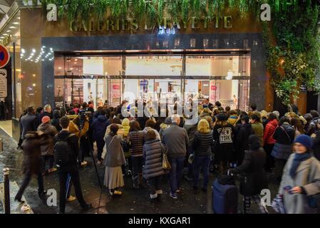 Parigi. Decimo gen, 2018. La gente in attesa per fare acquisti al di fuori dei grandi magazzini Galeries Lafayette di Parigi in Francia il 7 gennaio 10, 2018. Il termine di sei settimane la stagione delle vendite di Parigi ha dato dei calci a fuori il mercoledì. Credito: Chen Yichen/Xinhua/Alamy Live News Foto Stock