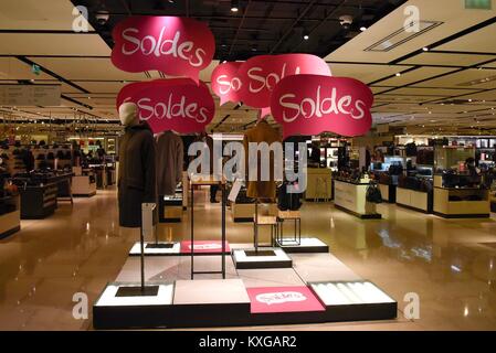 Parigi. Decimo gen, 2018. Poster di vendita sono visti in un centro commerciale a Parigi in Francia a gennaio 10, 2018. Il termine di sei settimane la stagione delle vendite di Parigi ha dato dei calci a fuori il mercoledì. Credito: Chen Yichen/Xinhua/Alamy Live News Foto Stock