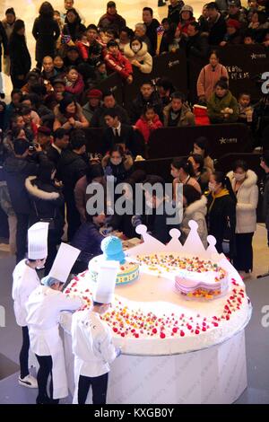 Wuhu, Wuhu, Cina. Decimo gen, 2018. Wuhu, Cina - 7° gennaio 2018:(solo uso editoriale. Cina OUT) .persone condividono una torta gigante presso un centro commerciale a Wuhu, est cinese della provincia di Anhui, Gennaio 7th, 2018. Credito: SIPA Asia/ZUMA filo/Alamy Live News Foto Stock