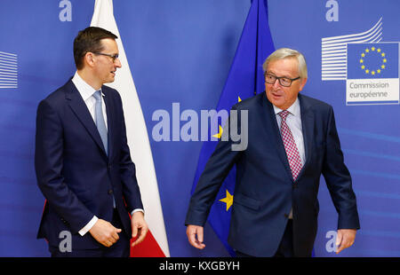 Bruxelles, Belgio. Il 9 gennaio, 2018. Il Presidente della Commissione Europea Jean Claude Juncker (R) si riunisce con il Primo Ministro polacco Mateusz Morawiecki alla sede centrale della Commissione europea a Bruxelles, Belgio, Gen 9, 2018. Credito: Voi Pingfan/Xinhua/Alamy Live News Foto Stock