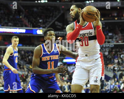 L-R Kristaps Porzingis e Frank Ntilikina (entrambi NY) e Mike Scott (Washington) in azione durante il match di NBA Washington Wizards vs New York Knicks in Washington, Stati Uniti d'America, il 4 gennaio 2018. (CTK foto/David Svab) Foto Stock