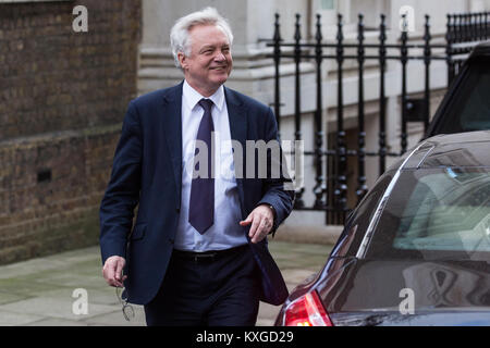 Londra, Regno Unito. Il 10 gennaio, 2018. David Davis MP, Segretario di Stato per la chiusura dell'Unione europea, lascia il suo ufficio di reparto a Downing Street per il primo ministro di domande nella casa di Commons. Ci sarà un incontro con i responsabili aziendali a Monaco di Baviera di domani. Credito: Mark Kerrison/Alamy Live News Foto Stock