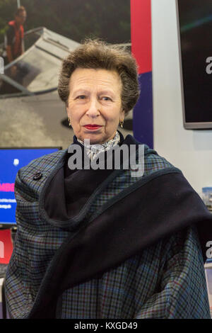 Excel, London, Regno Unito. Decimo gen, 2018. La Princess Royal Princess Anne, presenta il Yachtmaster del premio di anno a British Paralympic sailor Hannah Stodel. L annuale London Boat Show highlights nautica internazionale gli sviluppi e gli espositori e mette in mostra il meglio della marina britannica industria e stile di vita. Essa corre Jan 10-14 th. Credito: Imageplotter News e sport/Alamy Live News Foto Stock