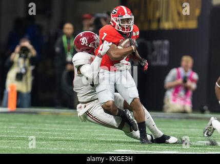 Atlanta, Georgia, Stati Uniti d'America. 8 Gen, 2018. La Georgia running back D'Andre Swift (7) corre con la palla come Alabama linebacker Mack Wilson (30) rende il paranco durante il College Football Playoff campionato nazionale di azione di gioco fra l'Alabama Crimson Tide e la Georgia Bulldogs a Mercedes-Benz Stadium di Atlanta, Georgia. Alabama ha sconfitto la Georgia 26-23 ad Atlanta, Georgia, Stati Uniti d'America. Credito: Cal Sport Media/Alamy Live News Foto Stock