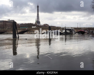 Parigi, Francia. Decimo gen, 2018. Il percorso lungo il fiume è allagato al fiume Senna guardando le Pont des Invalides e il Ponte della Torre Eiffel a Parigi in Francia il 10 gennaio 2018. Credito: Christian Böhmer/dpa/Alamy Live News Foto Stock
