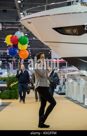 Londra, Regno Unito. Decimo gen, 2018. Grandi yacht Sunsseker telaio oltre la mostra - London Boat Show 2018 si apre al centro Excel nei Docklands. Credito: Guy Bell/Alamy Live News Foto Stock