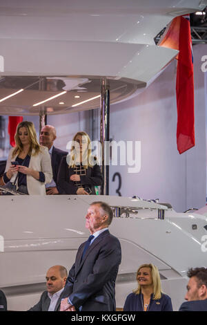 Londra, Regno Unito. Decimo gen, 2018. Sir Geoff Hurst a Sunseeker lancio e annuncio della partnership con la FIFA per il 2018 World Cup - Il London Boat Show 2018 si apre al centro Excel nei Docklands. Credito: Guy Bell/Alamy Live News Foto Stock