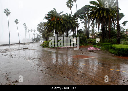 Montecito, California, Stati Uniti d'America. Decimo gen, 2018. I detriti e fango davanti al Biltmore Hotel in Montecito, California Heavy Rain portato inondazioni e colate di fango nella zona in Montecito, California fine Martedì, 9 gennaio 2018. Credito: Daniel Dreifuss/Alamy Live News Foto Stock