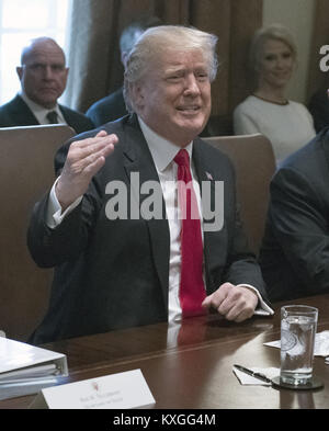 Washington, Distretto di Columbia, Stati Uniti d'America. Decimo gen, 2018. Il Presidente degli Stati Uniti, Trump rende le osservazioni di apertura come egli tiene una riunione del gabinetto nel Cabinet Room della casa bianca a Washington DC su Mercoledì, 10 gennaio 2018. Credito: Ron Sachs/Piscina via CNP Credito: Ron Sachs/CNP/ZUMA filo/Alamy Live News Foto Stock