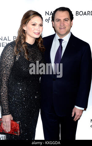 New York, Stati Uniti d'America. 9 Gen, 2018. Michael Stuhlbarg e sua moglie Mai-Linh Lofgren frequentare il National Board of Review Annual Awards Gala a Cipriani 42nd Street su Gennaio 9, 2018 a New York City. Credito: Geisler-Fotopress/Alamy Live News Foto Stock