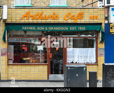 FILE: 10 gennaio, 2018. Foto: Hackney, Regno Unito. 25 Settembre, 2017. Arthur Woodham, titolare di Arthur's Café di Kingsland Road, Hackney. È morto il fine settimana dopo il suo 91º compleanno. Fotografia scattata il 25 settembre 2017 Credit: Thomas Bowles/Alamy Live News Foto Stock