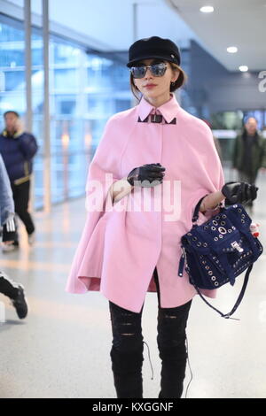 Shanghai, Shanghai, Cina. Decimo gen, 2018. Attrice cinese e il modello Lin agghiaccianti nel manto rosa mostra all'aeroporto di Shanghai, Gennaio 10th, 2018. Credito: SIPA Asia/ZUMA filo/Alamy Live News Foto Stock