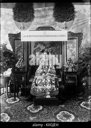 Questa è una fotografia storica dell'imperatrice vedova Cixi, una figura significativa della dinastia Qing in Cina, che la mostra come una forza politica e culturale centrale durante il suo regno. Foto Stock