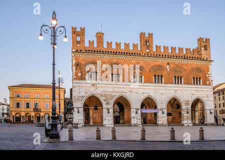 Palazzo Gotico in Piazza cavalli a Piacenza, Emilia-Romagna, Italia Foto Stock