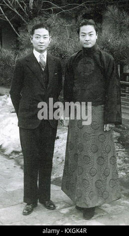 Questa fotografia raffigura due famosi artisti d'opera di Pechino, Mei Lanfang e Cheng Yanqiu, figure di spicco nelle arti teatrali cinesi all'inizio del XX secolo. La loro collaborazione e le loro esibizioni hanno significativamente plasmato la storia e l'evoluzione dell'opera tradizionale cinese. Foto Stock