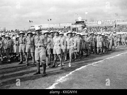 Questa fotografia mostra i partecipanti alla cerimonia di apertura dei 2° Giochi Maccabiah tenutasi a Tel Aviv, Palestina mandataria il 2 aprile 1935, segnando un primo raduno internazionale di sport ebraici. Wikimedia Commons+2Wikipedia+2 Foto Stock