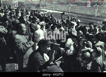 Una fotografia del novembre 1966 che raffigura la cerimonia della Festa Nazionale in Cina, con Mao Zedong e Lin Biao. L'immagine cattura un momento durante la celebrazione della fondazione della nazione. Foto Stock