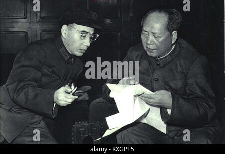 Una fotografia storica del novembre 1966 che mostra Lin Biao e Mao Zedong, figure chiave del Partito Comunista Cinese durante la Rivoluzione culturale, impegnati in un evento pubblico o politico. Foto Stock