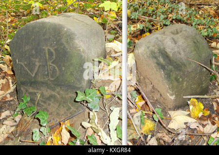 Questa immagine del 2015 mostra Grenzstein 3 a Pesterwitz vicino a Jochhöhe, in Germania. La pietra di confine segna una divisione storica tra le regioni e funge da monumento conservato della storia territoriale locale. Foto Stock