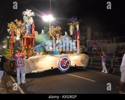 Questa fotografia del 15 febbraio 2015 cattura un momento della sfilata scolastica di Vigário de Acadêmicos Geral durante il Carnevale di Rio de Janeiro. L'immagine mette in risalto i vivaci costumi, le danze e le celebrazioni parte integrante di questo tradizionale evento brasiliano. Foto Stock
