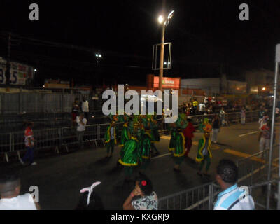 Il 15 febbraio 2015, questa immagine cattura un momento della sfilata scolastica Acadêmicos de Vigário Geral samba, mettendo in evidenza l'energia del Carnevale brasiliano. Foto Stock