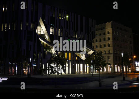 Vista notturna dell'Apple Store di Düsseldorf, Germania, il 26 settembre 2015, che mette in evidenza la sua facciata moderna, l'illuminazione e la presenza al dettaglio urbano. Foto Stock