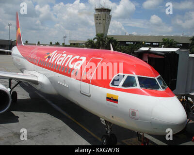 Un aeromobile Airbus A320 all'aeroporto internazionale Alfonso Bonilla Aragón di Cali, Colombia, che mostra l'aereo sull'asfalto in un contesto di aviazione e trasporto. Foto Stock