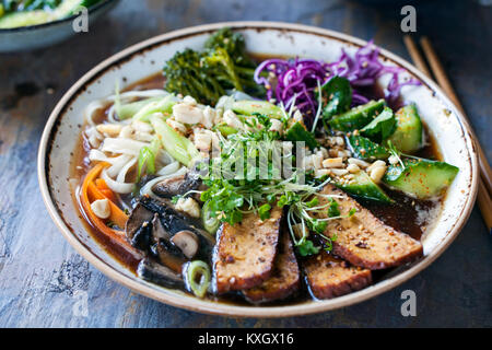 Ramen vegetariano con tofu affumicato, Cavolo sott'aceto e il cetriolo Foto Stock