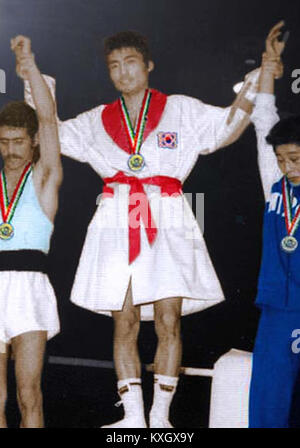Questa immagine cattura la cerimonia della medaglia per l'evento di pugilato di 48 kg ai Giochi asiatici del 1974 a Teheran, mostrando Abdolreza Ansari, Park Chan-hee e Noboru Uchiyama sul podio. Foto Stock