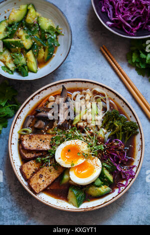 Ramen vegetariano con tofu affumicato, Cavolo sott'aceto e il cetriolo Foto Stock