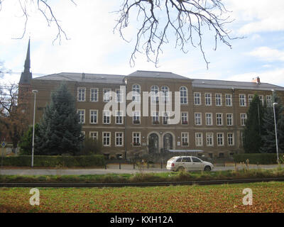 La fotografia intitolata “Adelsbergstraße 90” mostra la facciata esterna e l'ambientazione di un edificio residenziale o commerciale situato al numero 90 di Adelsbergstraße in un ambiente urbano su scala urbana, catturando dettagli architettonici e contesto stradale. Foto Stock