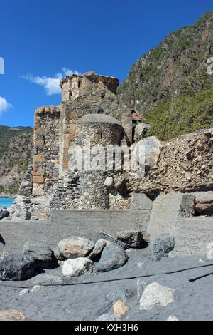 Agia Roumeli e Agios Pavlos sono località sulla costa meridionale di Creta, in Grecia, note per il terreno costiero, sentieri escursionistici (come l'uscita della gola di Samaria) e piccoli porti. Foto Stock