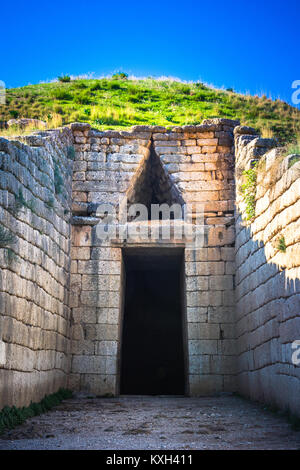 Il sito archeologico di Micene vicino al villaggio di Mykines, con antiche tombe, pareti gigante e il famoso Cancello dei Leoni, Peloponneso, Grecia Foto Stock