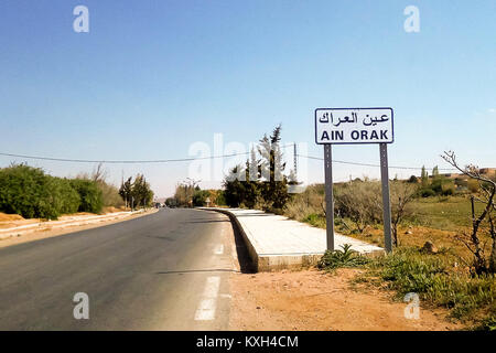 Ain Orak, un sito geografico in Marocco, che mostra il terreno, le caratteristiche dell'acqua e l'ambiente naturale circostante. Foto Stock