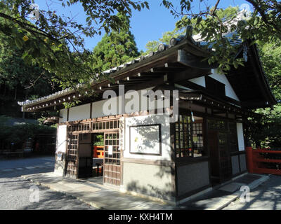 Il santuario Akai-goho-zenjin vicino a Kurama-dera a Kyoto, in Giappone, è un santuario shintoista dedicato alla divinità Akai-goho-zenjin, notevole per il suo significato religioso, storico e culturale. Foto Stock