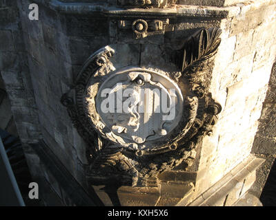 Una sezione di Albertbrücke a Dresda, Germania, che mostra lo stemma storico del ponte, gli elementi decorativi e il design architettonico del XIX secolo sul fiume Elba. Foto Stock