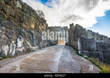 Il sito archeologico di Micene vicino al villaggio di Mykines, con antiche tombe, pareti gigante e il famoso Cancello dei Leoni, Peloponneso, Grecia Foto Stock