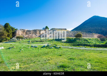 Il sito archeologico di Micene vicino al villaggio di Mykines, con antiche tombe, pareti gigante e il famoso Cancello dei Leoni, Peloponneso, Grecia Foto Stock